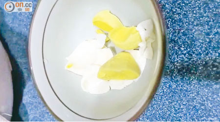 疑似假蛋的蛋黃呈螢光黃色，任按任捏都不會碎。（讀者提供）