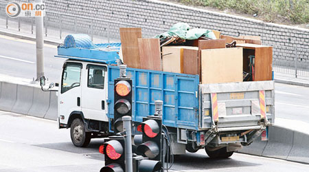 環保大道 <br>有貨車以木板圍邊「升高」車斗，行駛時並無繫緊貨物。