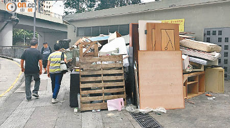 大埔太和邨有垃圾站放滿舊家具等垃圾。