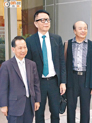葉家寶（中）獲大學同學徐國榆（右）到庭力撐，左是另一證人亞視節目執行主任程啟東。