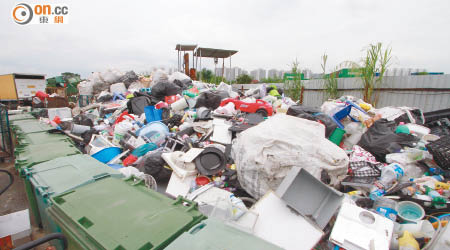 大批廢膠長期堆放在回收場中，卻沒有回收廠商有意回收。
