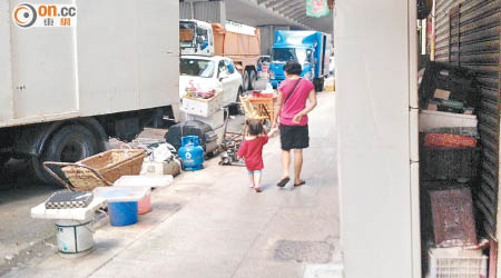 九龍城道有店舖於路邊擺放雜物，對途人及駕駛者均造成危險。