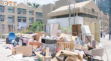 本港堆填區每日所接收的固體廢物，約四分之一為建築廢物。