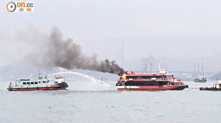 噴射船船尾噴火及冒出濃煙，消防船開喉灌救。（讀者提供）