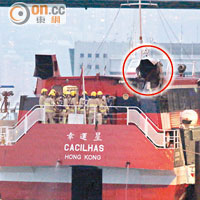 船尾排氣管燒毀（紅圈示），消防員登船調查。（馮裕亨攝）