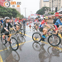 參賽單車在雨中出發競賽。（袁志豪攝）