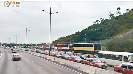 受單車節賽車影響，造成賽事經過公路現塞車車龍。（讀者提供）