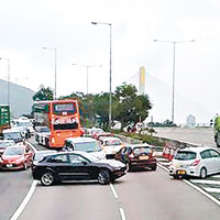 部分司機於汀九橋支路調頭，駛回屯門公路。（網民Janet Chan Hiu Ying攝）