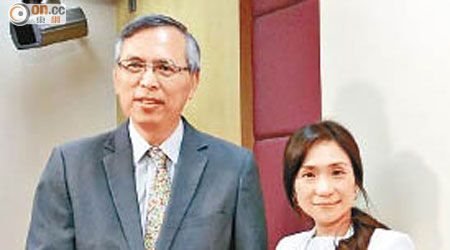 「兒科權威」李志光醫生（左）獲退休再招聘，簽兩年合約繼續服務公院。右為李德麗。