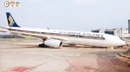 新加坡航空公司一架原定由新加坡飛往香港的客機，周日早上在樟宜機場進行例行檢查期間，前輪突然縮回，機頭下塌着地。