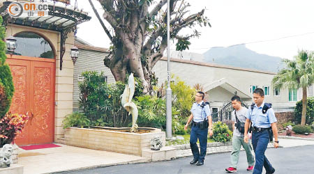 警方在遇竊獨立屋附近巡邏。（冼耀華攝）