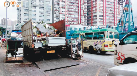 有回收店外常停泊貨車，且堆滿貨物。