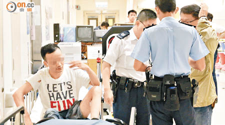 被四刀手斬傷的越南漢在醫院接受治療。