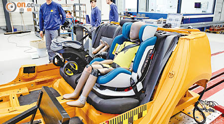 國際消費者研究及試驗組織利用假人及真車架對兒童汽車座椅進行安全測試。（消委會提供）