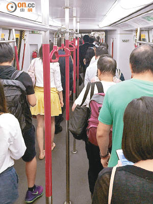 呆困車廂<br>九龍站乘客一度被困，其後經列車頭尾車門離開。（讀者提供）