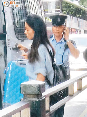 受騙內地女子帶同行李篋上警車。（曾志恆攝）