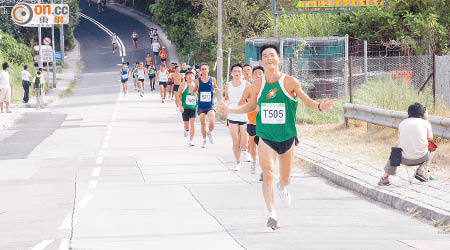 愈來愈多人喜歡長跑比賽，醫生呼籲參與者量力而為。（資料圖片）