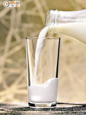停經婦女應多飲奶增加鈣質。