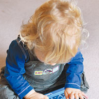 不少兒童愛玩平板電腦，令「短訊頸」問題愈趨年輕化。（互聯網圖片）