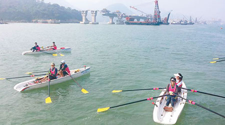 划艇隊為世界自然基金會籌款，推展海豚保育工作。（中大划艇隊fb圖片）