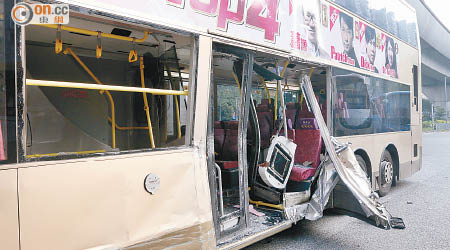 九巴車門被劏開。（麥少峰攝）