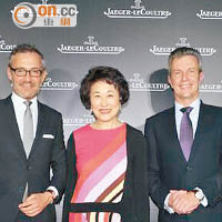 中央政策組顧問高靜芝（中）向Jaeger LeCoultre全球傳訊總監Laurent Vinay（左）及全球總裁瑞亞德了解鐘錶製作心得。