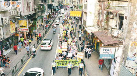 主辦單位聲稱千五人參加遊行，警方則估計約七百人。