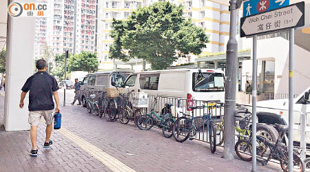 深水埗窩仔街行人路長期有單車停泊。