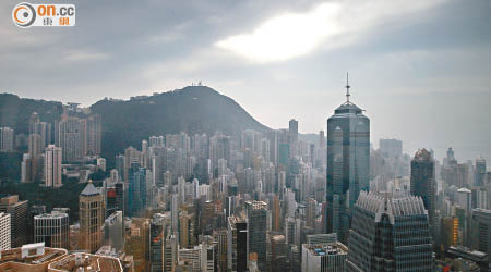 五成三受訪專業人士對明年經濟前景感悲觀，六成七認為香港整體競爭力下降。（高嘉業攝）