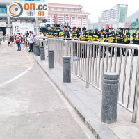 深圳當局加派警員到場戒備。（李卓燊攝）