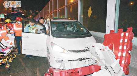 七人車失事，司機（箭嘴示）神志不清。（楊日權攝）