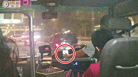 小巴行駛達時速七十九公里，但司機仍然在玩手機（紅圈示）。