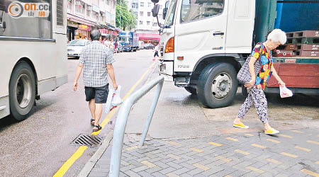 有貨車未有妥當停泊於街市卸貨區內，車頭佔用行人路。