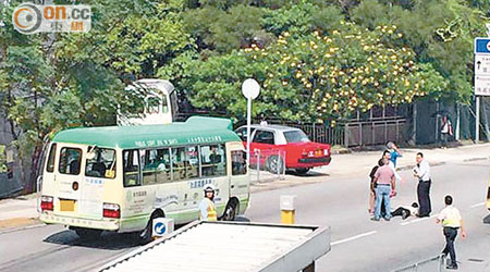 傷者倒臥路中，警員在場調查。（網民Kar Ho Yeung攝）