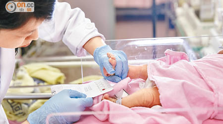 「一步護一生」計劃資助新生嬰兒到中大代謝病診治中心檢查天性代謝病。（受訪者提供）