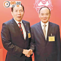張學修（左）冀政府關注業界經營難題，旁為聯誼會主席黃華康。