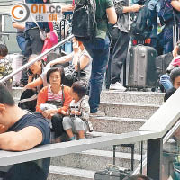 不少昨晚乘航班回港的市民被困機場，在機場港鐵站呆坐。