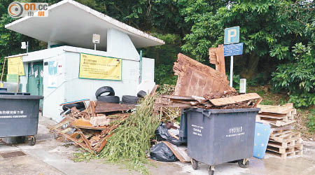 荃灣老圍路垃圾收集站外的泊車位常堆積大量垃圾甚至工業廢料，阻礙車輛停泊。