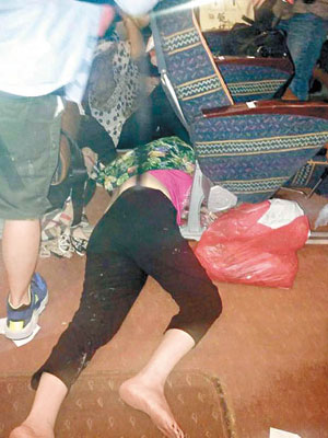 女乘客被拋起受傷倒於地上。（互聯網圖片）