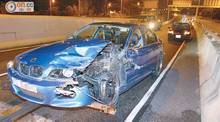 肇事房車的車頭嚴重損毀。（胡德威攝）