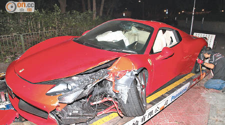 跑車的車頭嚴重損毀。（葉嘉文攝）