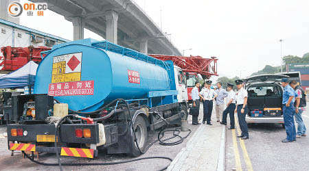 疑為非法油站的油缸車。（吳遠輝攝）