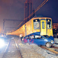 肇事私家車被撞至嚴重變形。（互聯網圖片）