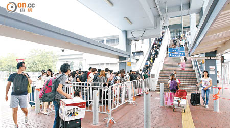 內地旅客減少來港，衝擊本港零售業。（資料圖片）