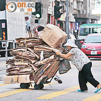 去年三十萬名貧窮長者，只有約三萬五千人成為政府的關注對象。（資料圖片）