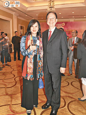 伍穎梅（左）與恒隆地產董事總經理陳南祿嘅公關手腕同樣了得。