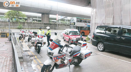 內地司機違例停泊或超速，若沒有香港通訊地址，警方難以寄出傳票。（資料圖片）
