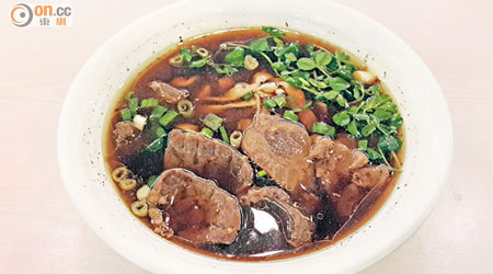 即使與朋友午餐，黃坤亦選擇牛肉麵專門店。