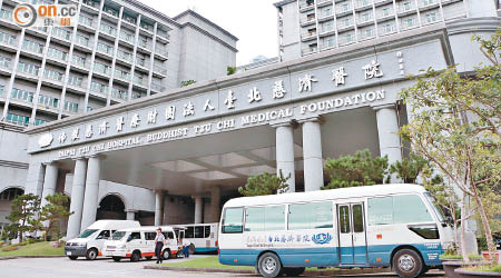 黃坤現於新北市的台北慈濟醫院留醫。（本報台灣傳真）