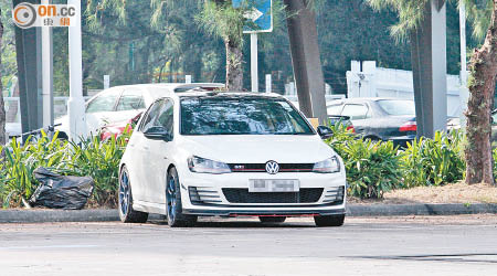 涉案私家車被扣查。（吳欽旺攝）